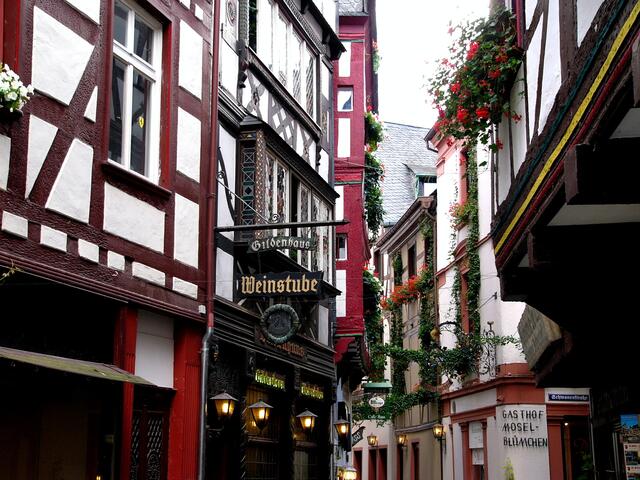 In welchem Ort befinden wir uns? - Lösung:Bernkastel-Kues  -  Schwanenstraße in der Altstadt.