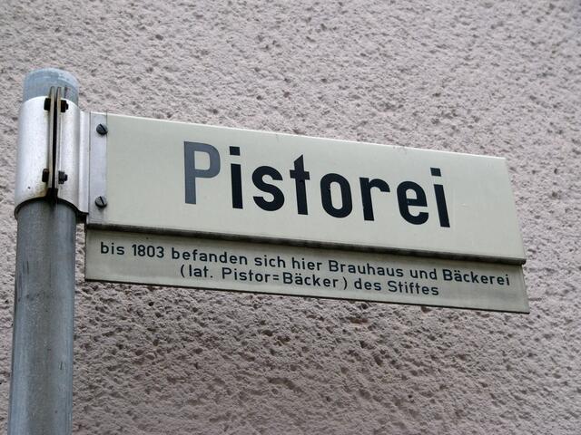 Bis 1803 befand sich hier Brauhaus und Bäckerei (lat. Pistor = Bäcker). In welchem Ort entdecken wir diesen Hinweis?