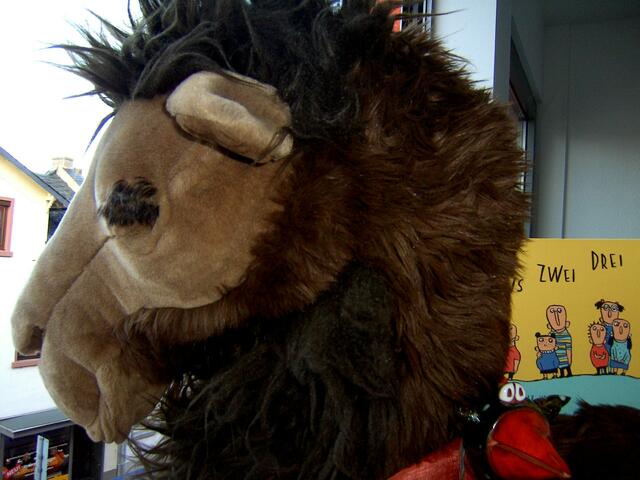 Lecture_Offenbach e.V., www.lecture-offenbach.de, setzt sich für die Vermittlung von Kultur und Bildung in breite Zielgruppen ein und schult ehrenamtliches Bildungsengagement. Lecture_Offenbach e.V. ist Ausbildungsstätte der Stiftung Lesen in der Region. Büro- und Schulungsräume bezieht der Verein in diesen Tagen im ostpol. Lesekamel Soraya und Rabe Abraxas sind die ganz großen Lesefreunde des Vereins, die mit ihren Kinderbuchempfehlungen großen und kleinen Kinderbuchfans bärenstarke Freude machen. | Foto: Lecture_Offenbach e.V.; www.lecture-offenbach.de; Paula Kuhn