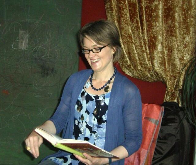 Paula Kuhn, Referentin der Stiftung Lesen und Initiatorin von Lecture_Offenbach e.V., bei einem Stiftung Lesen zertifizierten Seminar "Vorlesen und Erzählen? Mit Tipps der Stiftung Lesen kinderleicht!" | Foto: Lecture_Offenbach e.V.; Paula Kuhn, Referentin der Stiftung Lesen