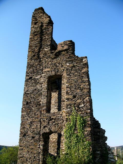 Die Burgruine ..... hoch über .... Wer kennt ihren Namen? Auf welche Städte an der ..... (Fluss?) können wir von diesem Ort blicken?