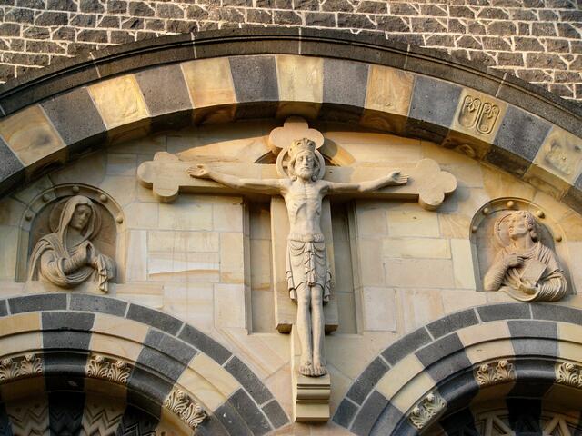 Eine Detailaufnahme des Hauptportals der katholischen Pfarrkirche Herz-Jesu in Mayen