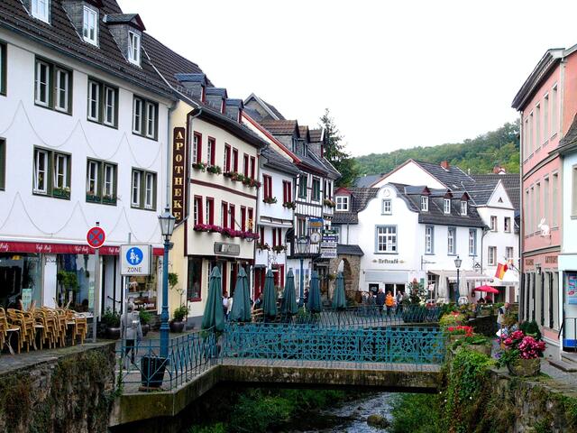 Durch welche Stadt führt diese Fußgängerzone? Entlang welches Flusses führt sie den Besucher durch diesen idyllischen Ort? - Die Fußgängerzone führt - entlang der Erft - durch Bad Münstereifel.