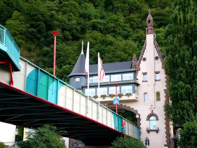 Welches Bauwerk sehen wir? Das Wahrzeichen von...? - Das Brückentor an der Mosel. Das Wahrzeichen von Traben-Trarbach.
