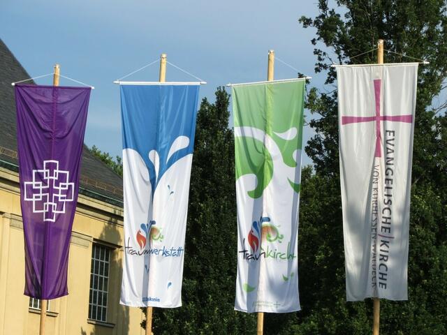 Flaggen vor der Traumkirche (7.6.)