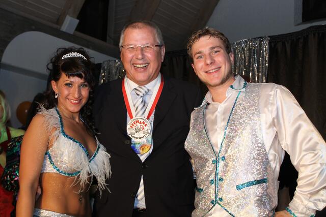 Der neue gekürte Hofrat Herbert Lenz mit dem Prinzenpaar Martina II. und Michael II.