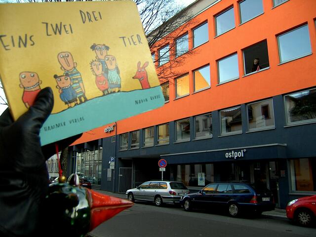 Lecture_Offenbach e.V., www.lecture-offenbach.de, ist Ausbildungsstätte der Stiftung Lesen in Offenbach am Main hat sein Büro mit angegliederten Schulungsräumen im ostpol. Der gemeinnützige Verein setzt sich mit praxisnahen Aktivitäten für die Vermittlung von Kultur und Bildung in breite Zielgruppen ein. Insbesondere motiviert, qualifiziert und begleitet Lecture_Offenbach ein Stiftung Lesen zertifiziertes, teils mehrsprachiges Vorlese-Engagement von ehrenamtlich aktiven Lesepatinnen und Lesepaten. | Foto: Lecture_Offenbach e.V.; Foto: Paula Kuhn, Referentin der Stiftung Lesen