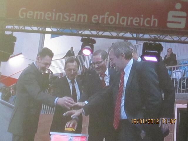 Eröffnung durch Knopfdruck