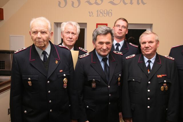 v.l.n.r: Christoph Sellhorn (60 Jahre), Günter Hake (50 Jahre), Karl Zieseniß (50 Jahre), Christian Schmidt (Oberfeuerwehrmann), Hans-Friedrich Wulkopf (50 Jahre)