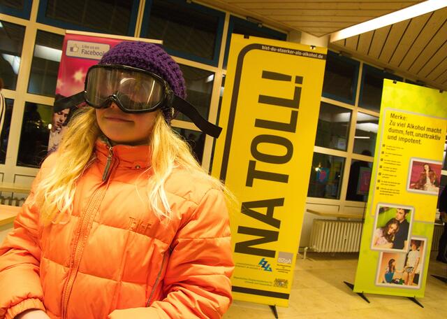 Mit der Rauschbrille erleben die Schüler, wie sich Alkohol auf die räumliche Wahrnehmung auswirkt