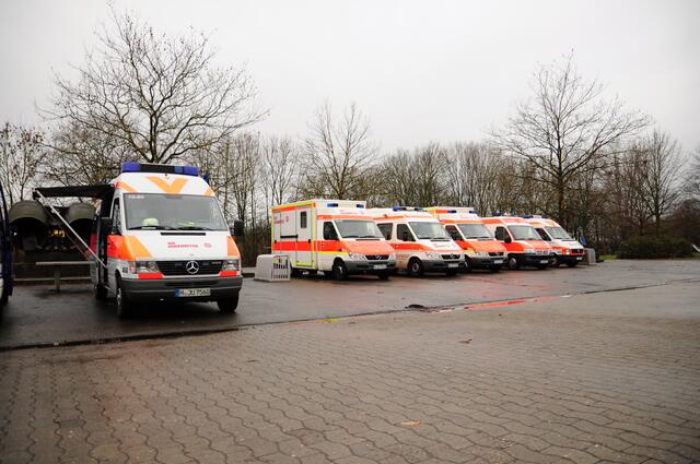 Einsatzleitung und Halteplatz vor der Schule | Foto: Christopher Jonck Johanniter