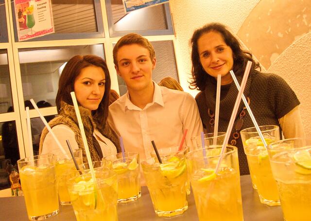 SMV- und Elternbeiratsmitglieder bieten alkoholfreie Cocktails an