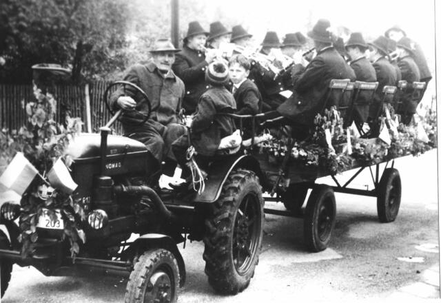 Musikverein Eichenau 1963 bei der Fahnenweihe des VdK