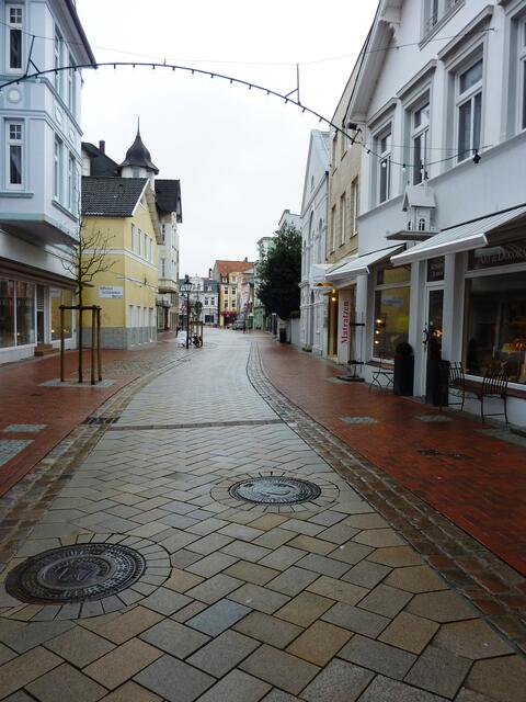 In der Schillerstraße im Lotsenviertel fand ich zwei Kanaldeckel mit Cuxhaven-Wappen.
