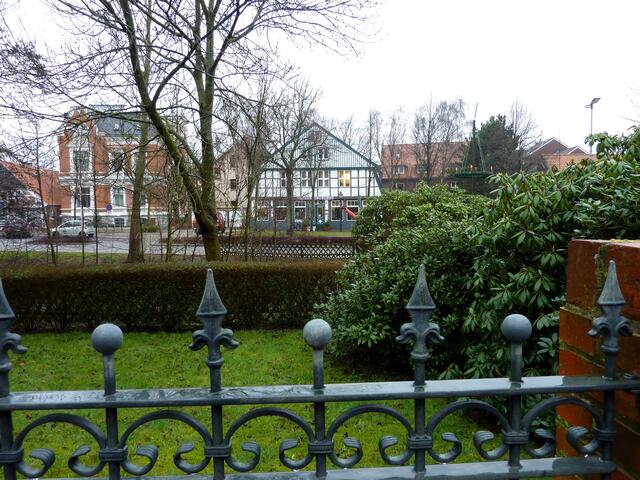 Blick vom Schlosspark auf die gegenüberliegende Häuserzeile
