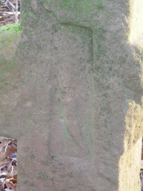 Noch mal das Steinkreuz bei Sindersfeld. Hier ist die vermeintliche Mordwaffe -das Pflugsech (Pflugmesser)- deutlich zu sehen.