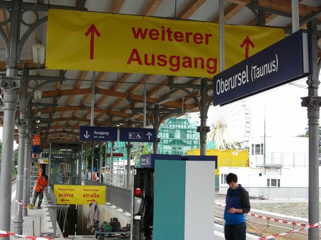 Wegweiser am Bahnsteig (07.06.2011)