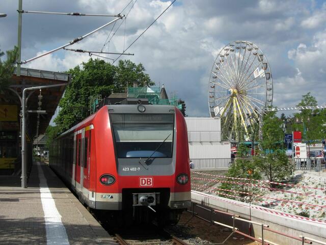 S-Bahn und Riesenrad einen Tag vor Hessentagsbeginn (09.06.2011)