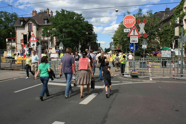 Gesicherter Bahnübergang auf der Hessentagsstraße (11.06.2011)