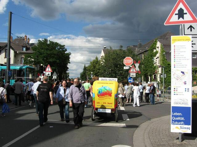 Bahnübergang auf der Hessentagsstraße (14.06.2011)