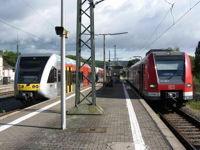 S5 und Linie 16 mit zwei GTWs in Friedrichsdorf (18.06.2011)