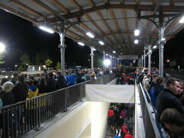 Gedränge auf dem Bahnsteig (19.06.2011)