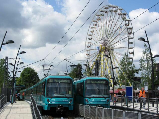 U-Bahnen vor dem Riesenrad (09.06.2011)