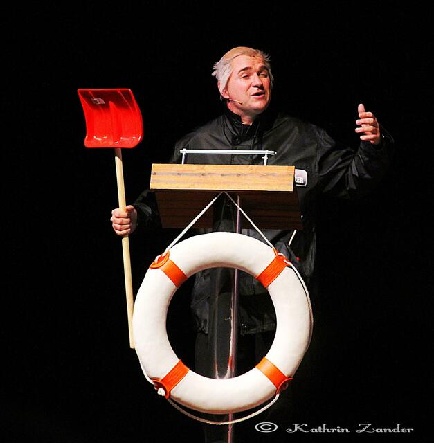 Der Minutenministerpräsident Günter Beckstein auf der Suche nach einer Aufgabe als Heizer auf dem Elektroboot.