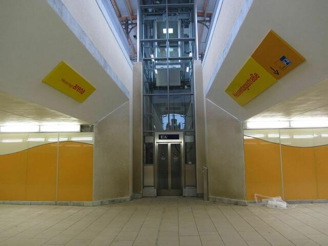 Neue Unterführung mit Hessentags-Wegweisern (08.06.2011)