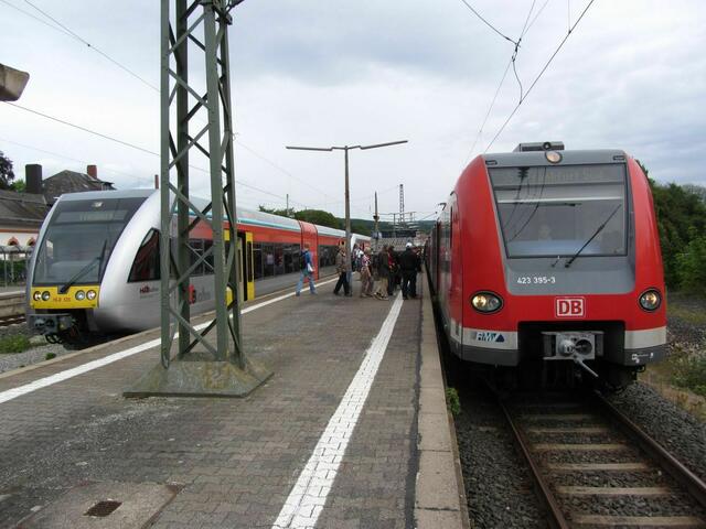 S5 und Linie 16 mit zwei GTWs in Friedrichsdorf (13.06.2011)