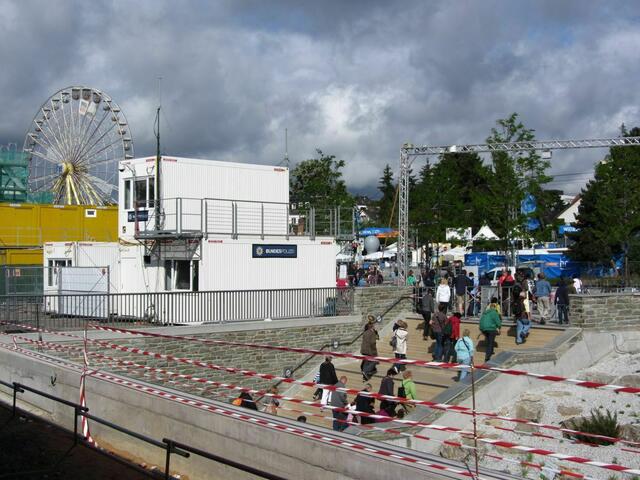 Polizeicontainer zur Überwachung des Bahnhofs (18.06.2011)