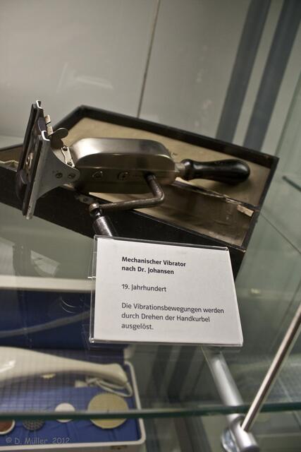 Früher, also in der guten alten Zeit, waren auch die Vibratoren handbetrieben ... ;-D