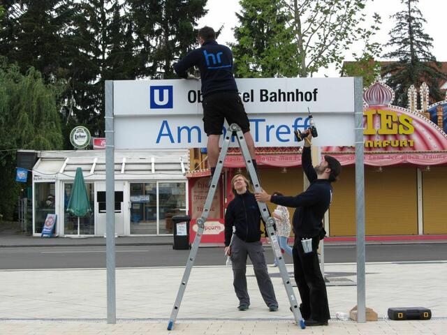Montage eines Stationsschilds zum Hessentag (08.06.2011)