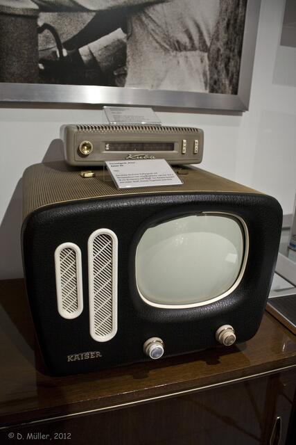 Das erste deutsche Fernseh-Koffergerät von 1960. Obendrauf ein sog. Fernsehzusatzgerät, heute würde man das Set-Top-Box nennen. Es sorgte für den Empfang des ZDF.