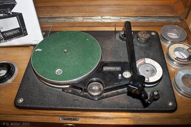 Erst dachte ich, es ist nur ein Plattenspieler; aber irgendwas hat dieses Ding auch mit Tonband zu tun.