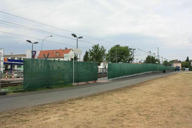 U-Bahn-Station Bommersheim mit Zaun und Sichtschutz (16.06.2011)