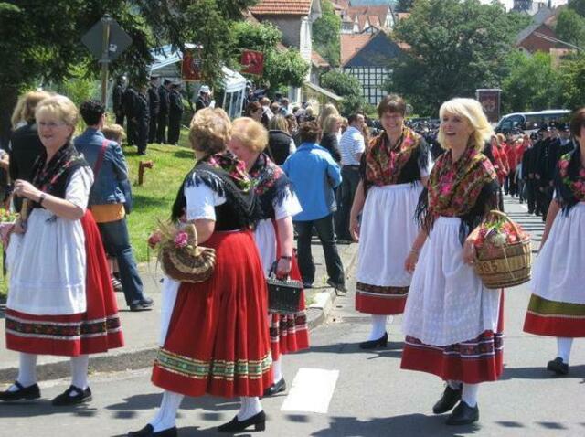 Die Schwabendorfer Landfrauen beim Festzug am Kreisfeuerwehrverbandstag 2008 in Rauschenberg