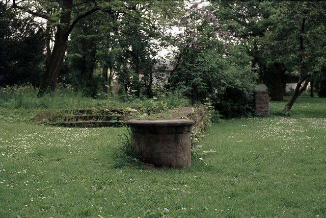 Baureste im Park Franzburg.