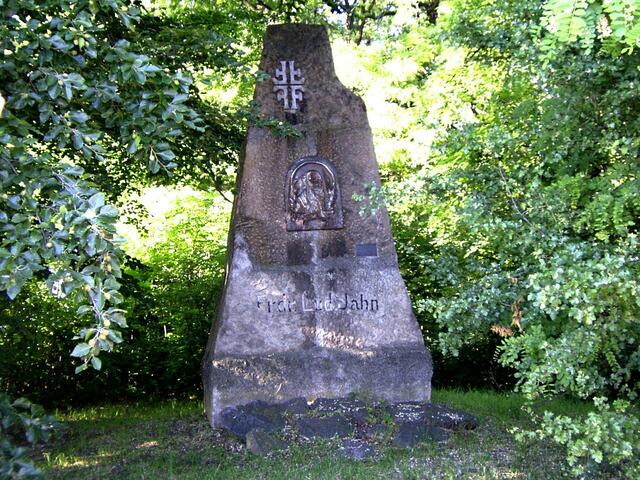 Das Jahndenkmal. Die vier F bedeuten "Frisch, Fromm, Fröhlich, Frei"