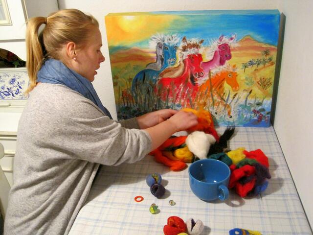 Anja wählt sich eine Wollfarbe aus.