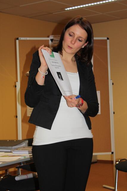 Julia Dyllong erklärt, wie ein gutes Deckblatt aussehen muss