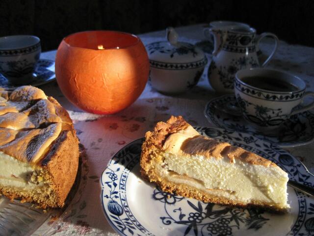 Die tiefstehende Sonne streift noch den Kaffeetisch, dann muß die warme Apfel-Quarktorte "dran glauben" und dann...