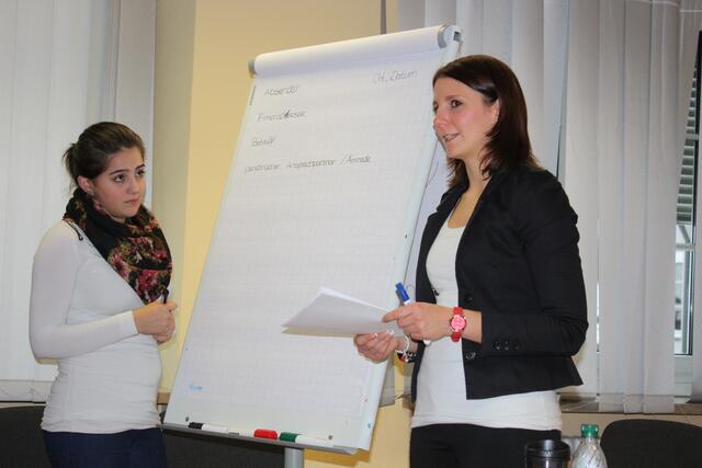 Zusammen mit einer Schülerin erarbeitet Julia Dyllong (r.) das Anschreiben einer Bewerbung