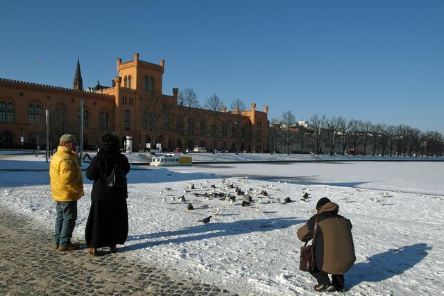 Fotografen am Pfaffenteich auf der Suche nach Winterbildern (im Hintergrund das Arsenalgebäude)