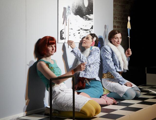 Die Astronauten-Szene wird mit einer Pappfamilie gespielt. | Foto: ©Nik Schölzel