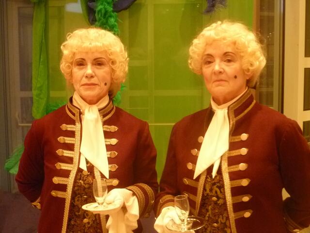 Kaum zu erkennen: die beiden Rokoko-Damen Haldis Weng (links) und Franziska Baas