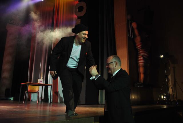 „Agent“ Schantin begrüßt Bürgermeister Schantin beim „Stadthallenprogramm 2012“