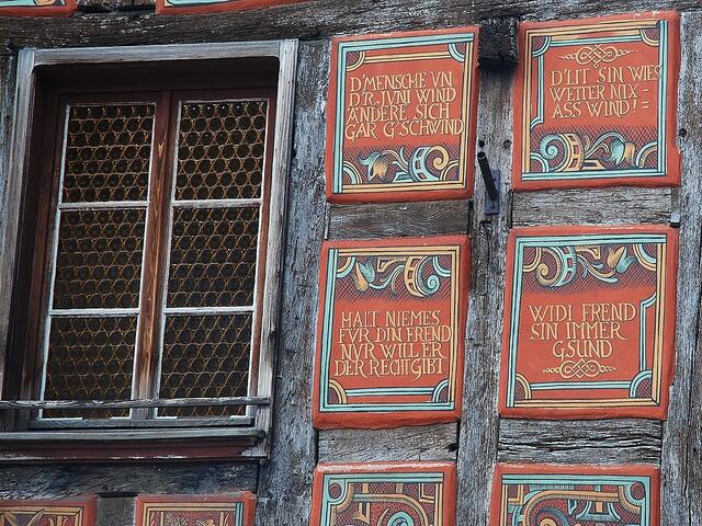 Zum Schluss viele gute (& fromme) Sprüche von diesem Haus in Pfaffenhoffen im Elsass. Dort wohnte der Bürgermeister und Großvater von Albert Schweitzer und Jean-Paul Satre.