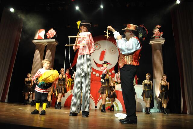 Drei mal KOL-LA Männchen (von links): Elias, Moritz und Marionette, gehalten von Karl-Heinz Wagner (kein KOL-LA Männchen)