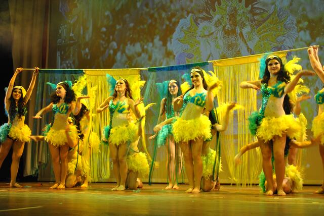 Die Mädchen des TSV Firnhaberau lockten mit „Brasilien“ und zeigten dabei ....